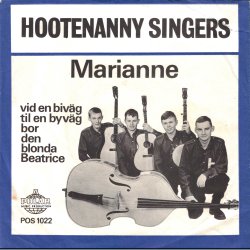 Marianne b/w Vid En Biv&auml;g Til En Byv&auml;g Bor Den Blonde Beatrice