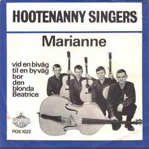 Marianne b/w Vid En Biväg Til En Byväg Bor Den Blonde Beatrice